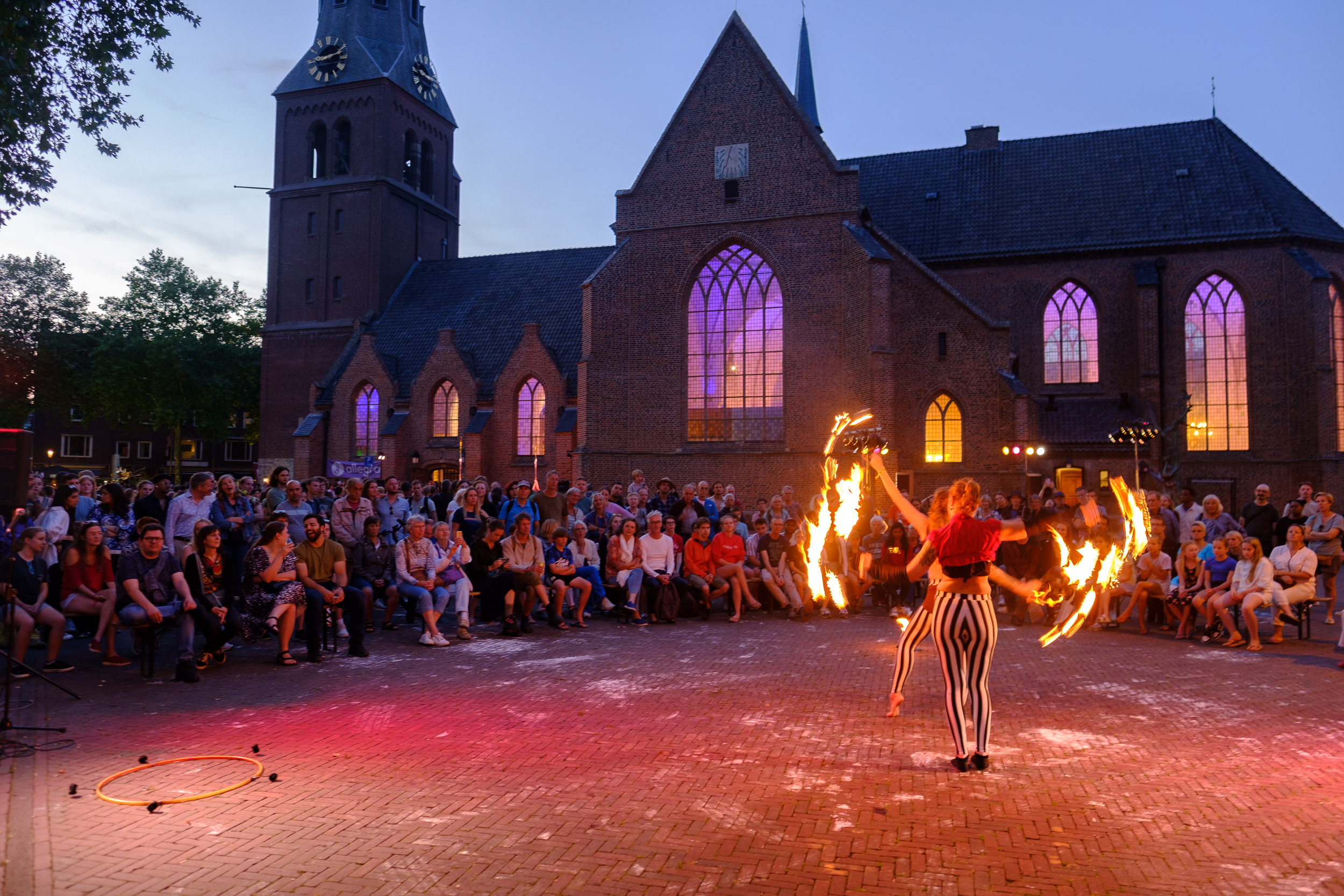 Fotoserie: Paaldansen, vuurshows, magie en muziek