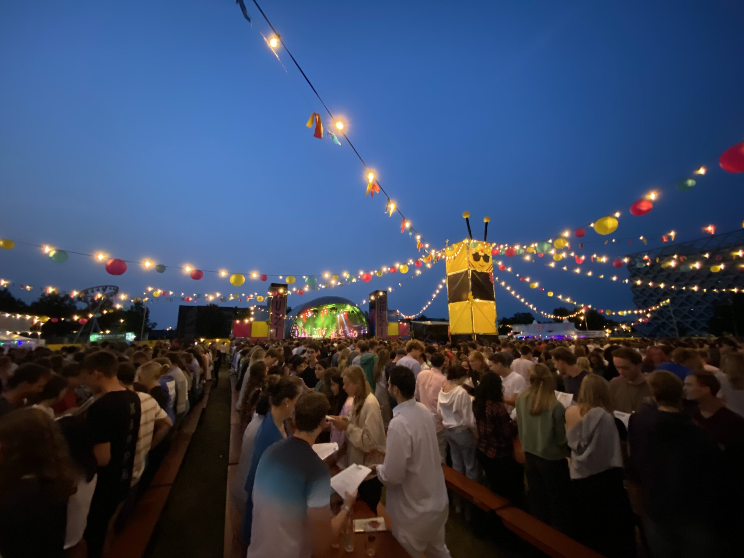 Singalong: hoe donkerder, hoe uitbundiger (mét foto’s)