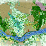 Zo kan Wageningen er over een eeuw uitzien met onder meer verdichting van het centrum en wonen op de dijk, hoogbouw op de Wageningse Berg en hubs. Bron: wur.nl