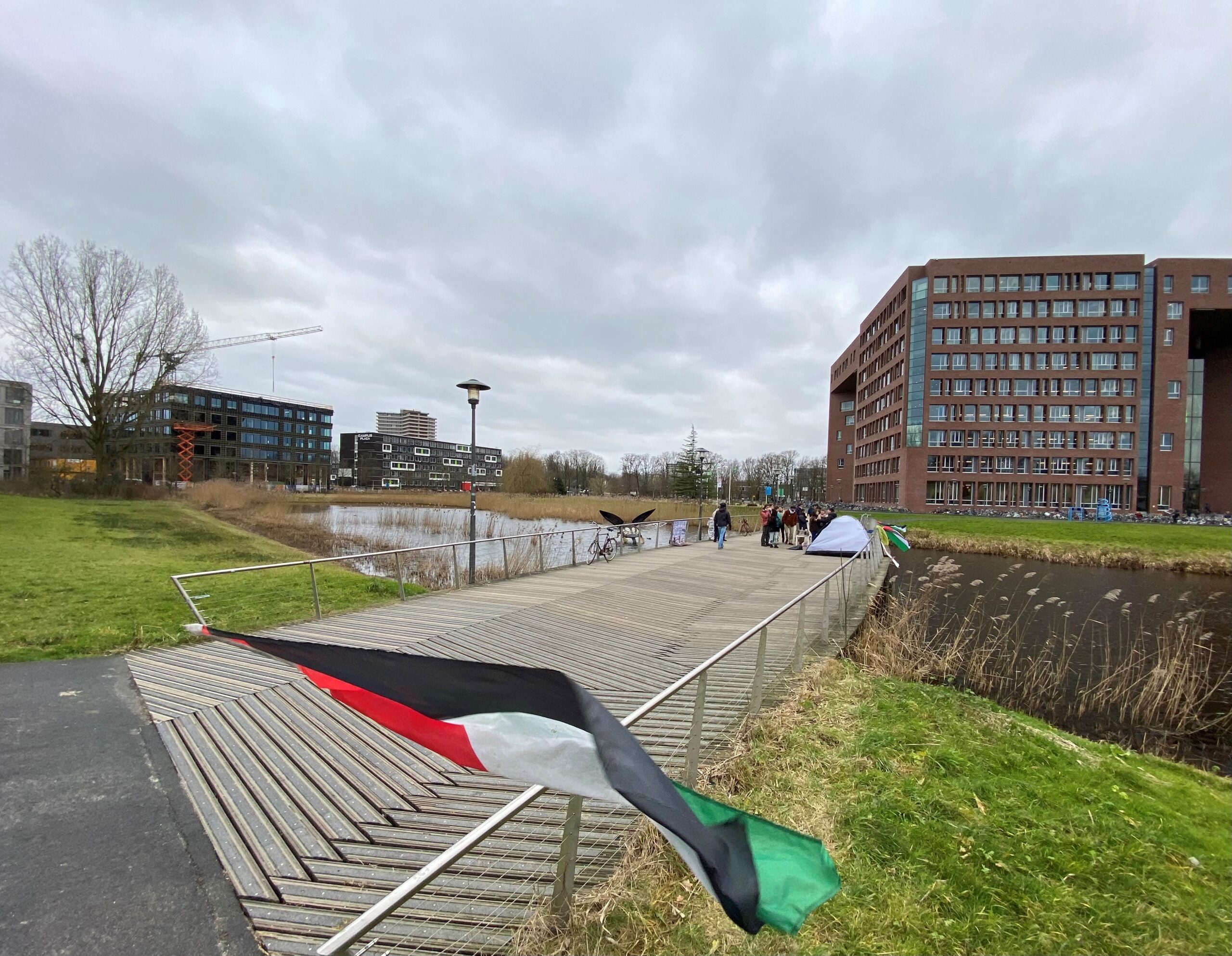 Opnieuw (korte) demonstratie én tent op brug