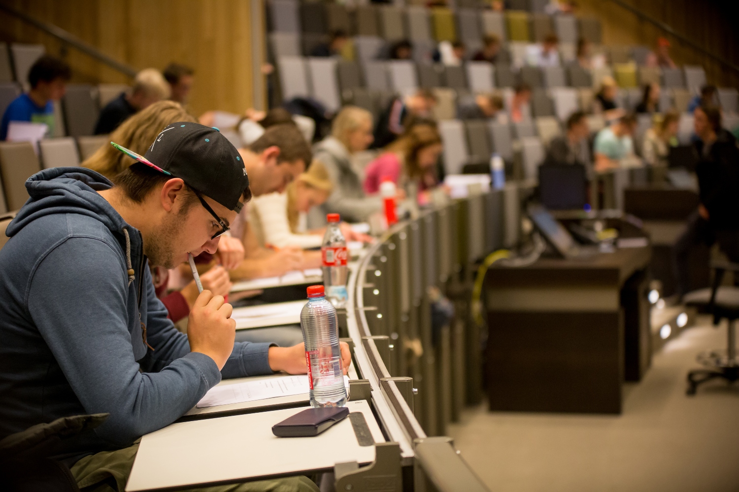 Collegezaal met studenten.