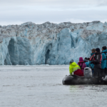 Boot met toeristen in Spitsbergen.