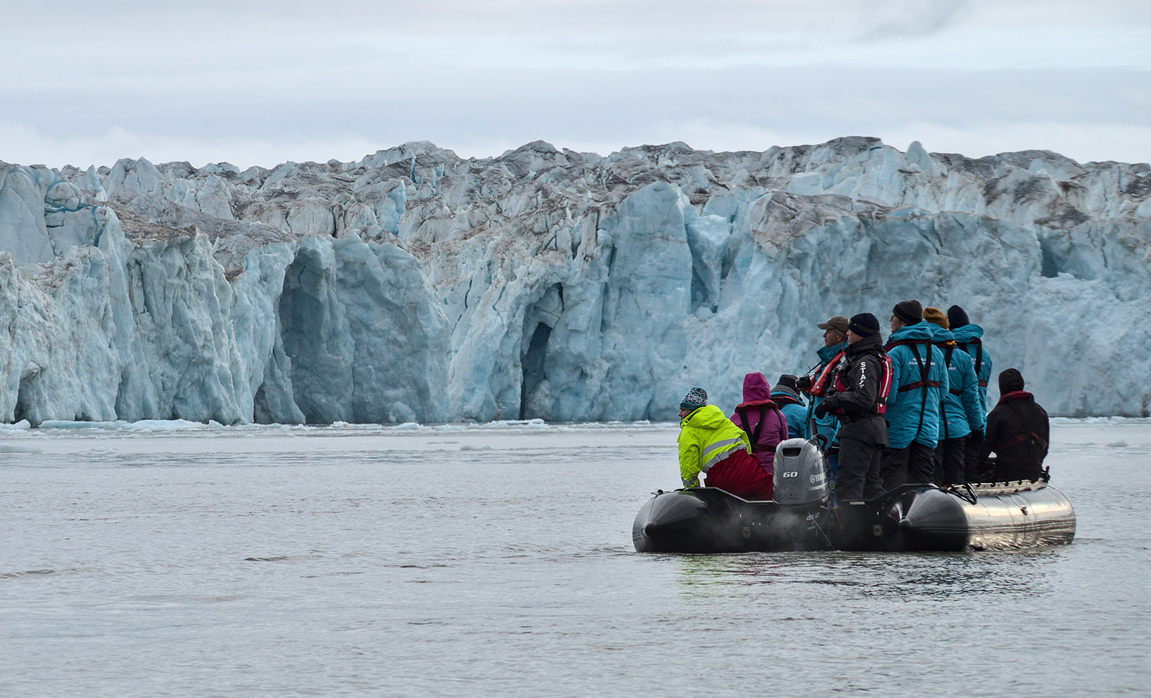 Boot met toeristen in Spitsbergen.